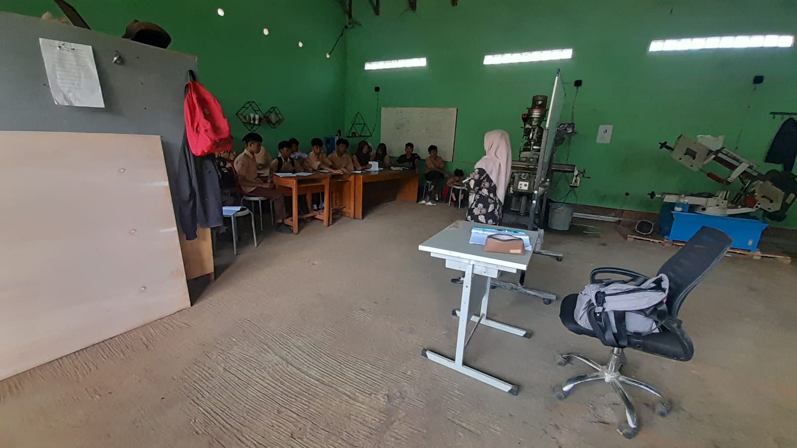 Sangat Prihatin, Siswa SMKN 14 Garut Terpaksa Belajar di Masjid dan Mushola